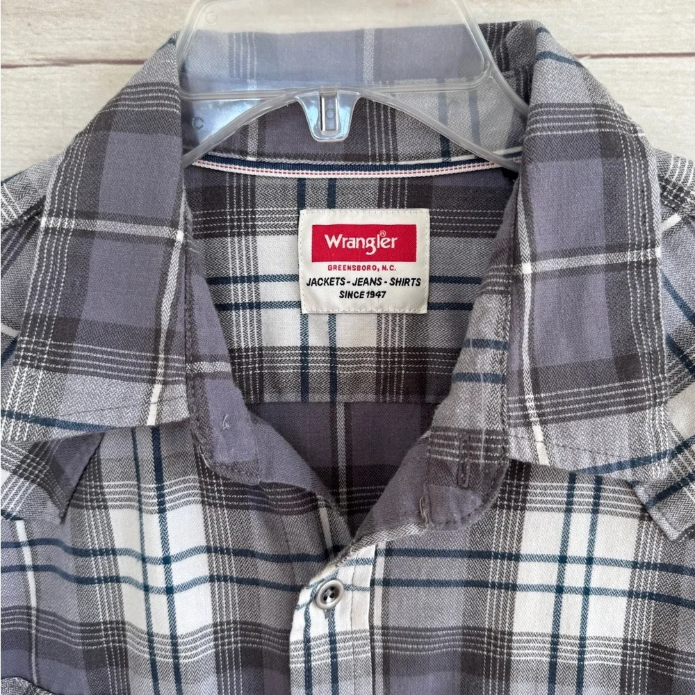 Wrangler grey, blue and beige and Plaid Men's Shirt size large